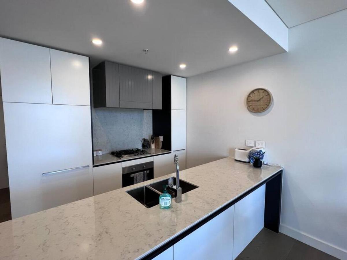 Your Luxury Weekend Getaway In Wentworth Point Apartment *
