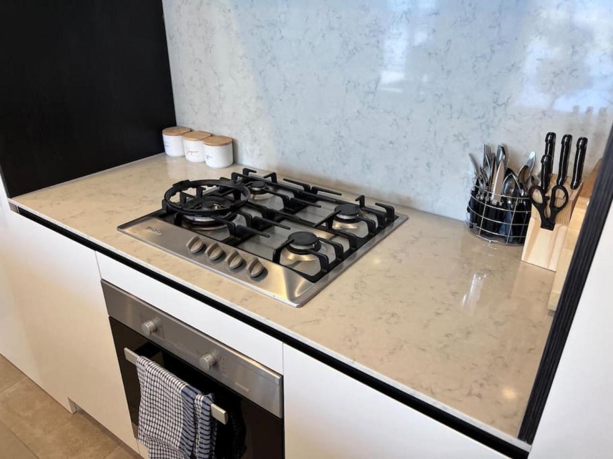 Your Luxury Weekend Getaway In Wentworth Point Apartment