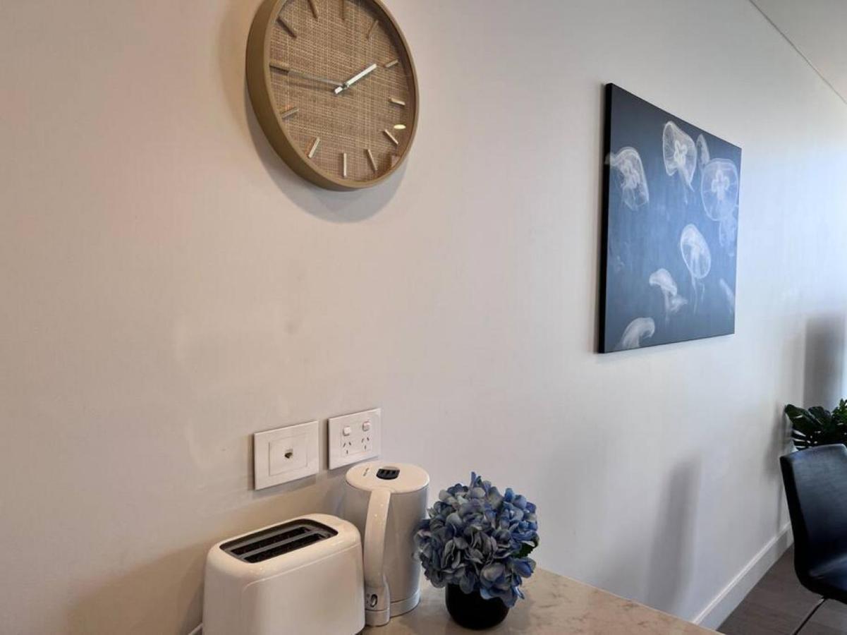 Your Luxury Weekend Getaway In Wentworth Point Apartment *