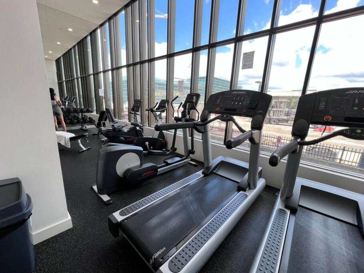 Your Luxury Weekend Getaway In Wentworth Point Apartment